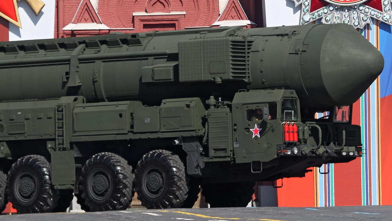 Ein russische Interkontinentalrakete auf einer mobilen Abschussrampe (Symbolbild): Die Nato wirft Russland vor, mit neuen Marschflugkörpern gegen den 30 Jahre alten INF-Vertrag zu verstoßen.