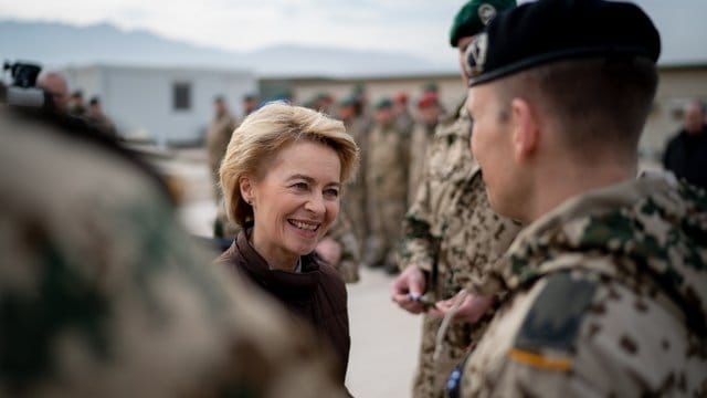 Das Ressort von Verteidigungsministerin von der Leyen steht wegen externer Beraterverträge in der Kritik. Das Ressort von Verteidigungsministerin von der Leyen steht wegen externer Beraterverträge in der Kritik.
