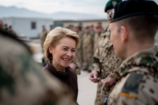 Das Ressort von Verteidigungsministerin von der Leyen steht wegen externer Beraterverträge in der Kritik.
