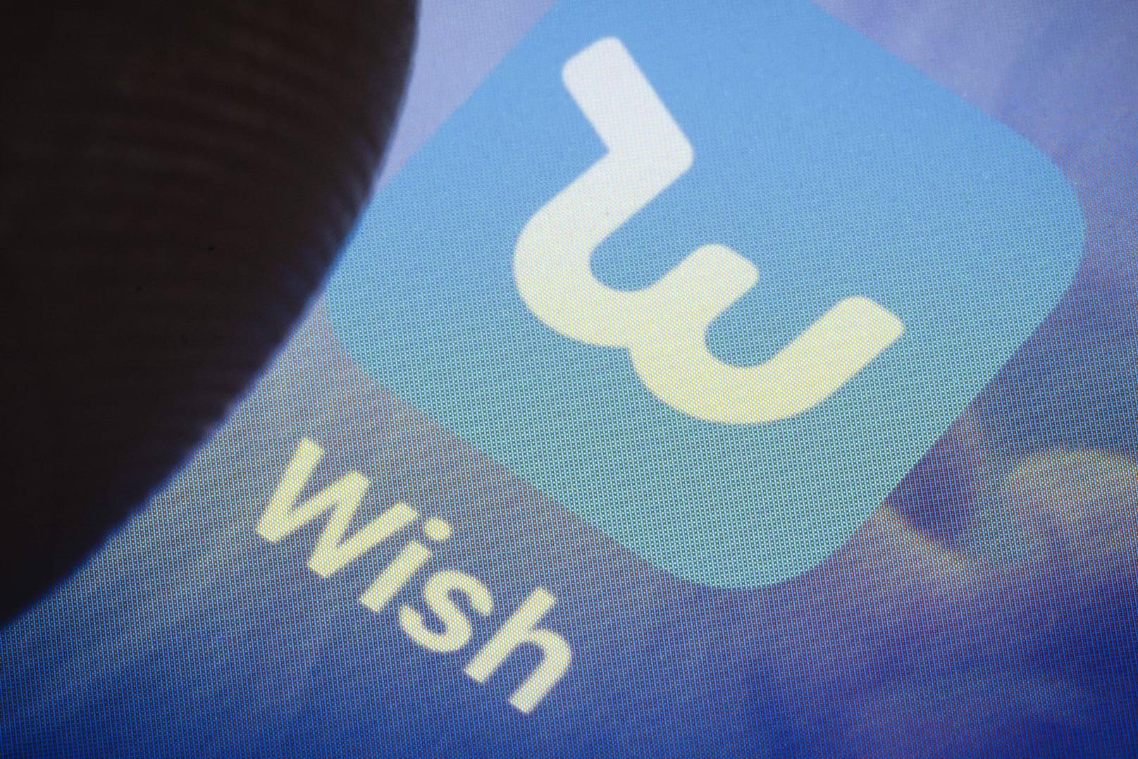 Die Wish-App wird auf einem Smartphone angezeigt. Sie gehört zu den beliebtesten Apps.