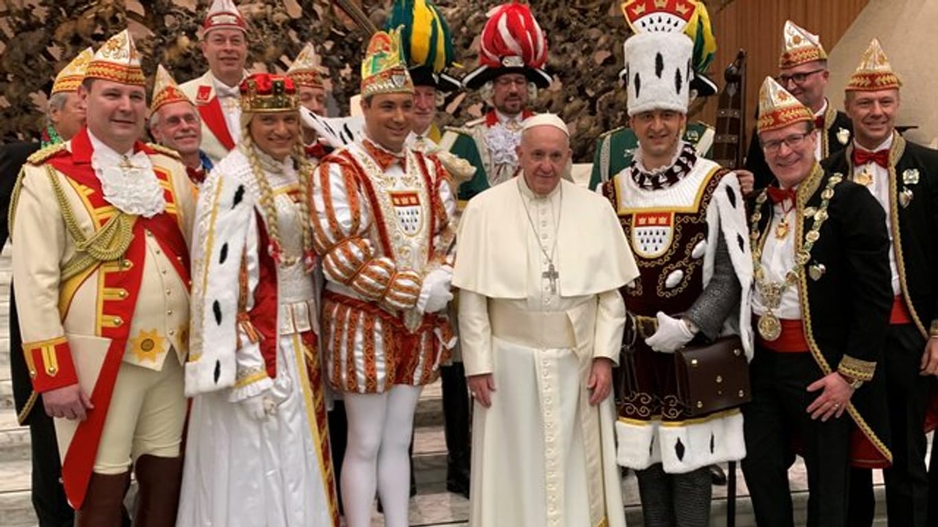 Papst Franziskus mit dem Kölner Dreigestirn bei einer Audienz im Petersdom in Rom.