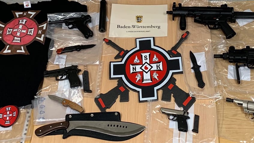 Sichergestellt: Das Landeskriminalamt hat nach der Razzia ein Foto mit Funden aus einem Objekt in Nordrhein-Westfalen veröffentlicht. Bei den Schusswaffen handelt es sich laut Behörden um Schreckschusswaffen mit Munition und Luftdruckwaffen."An anderen Orten sah es ähnlich aus", so ein Sprecher.