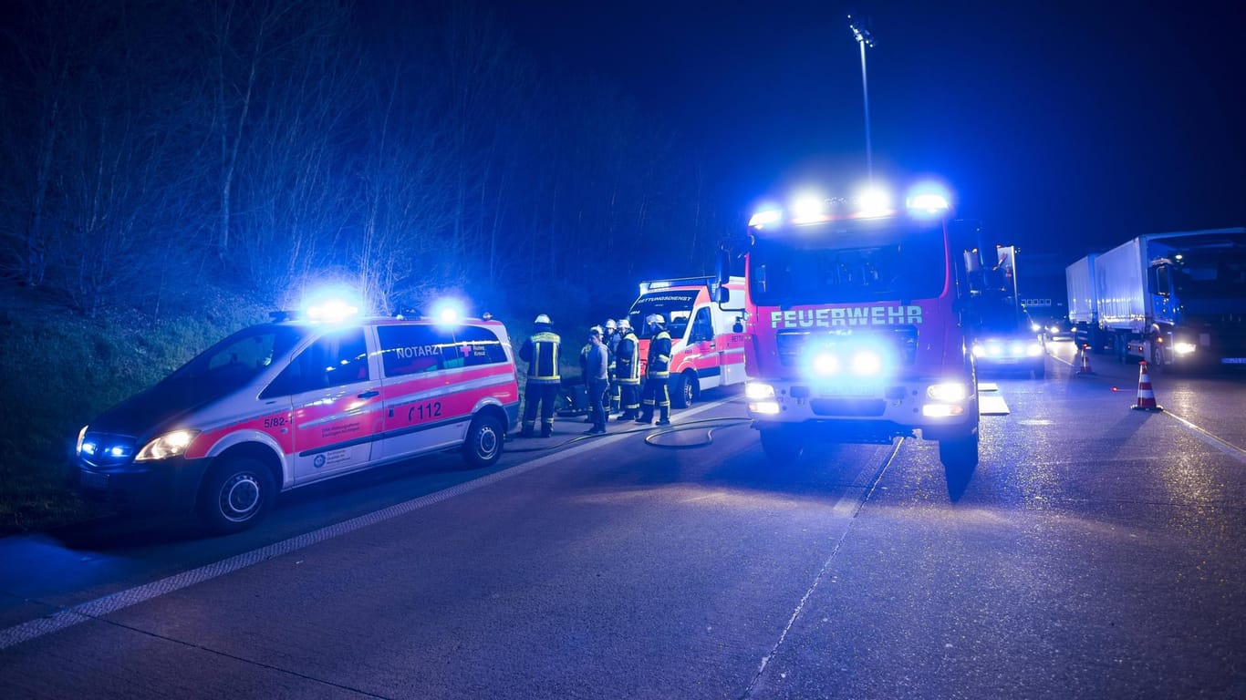 Verkehrsunfall auf Autobahn 8: Gaffer öffneten die Tür eines Rettungswagens (Symbolbild).