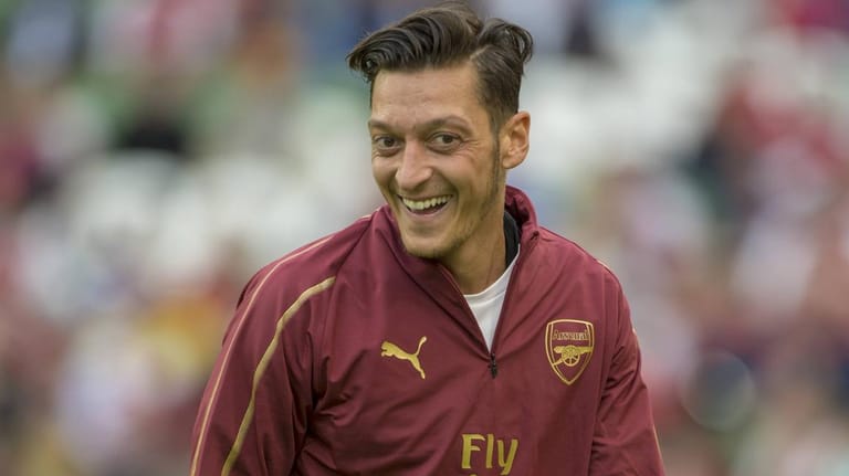 Mesut Özil: Der Star-Kicker hat sich verlobt.