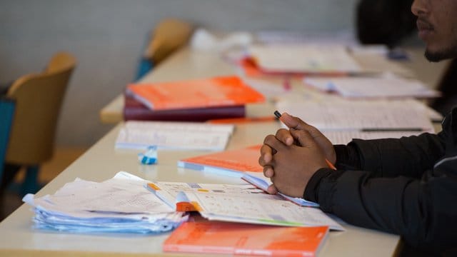 Arbeitsmaterialien auf dem Tisch einer Vorbereitungsklasse mit Flüchtlingen. Arbeitsmaterialien auf dem Tisch einer Vorbereitungsklasse mit Flüchtlingen.