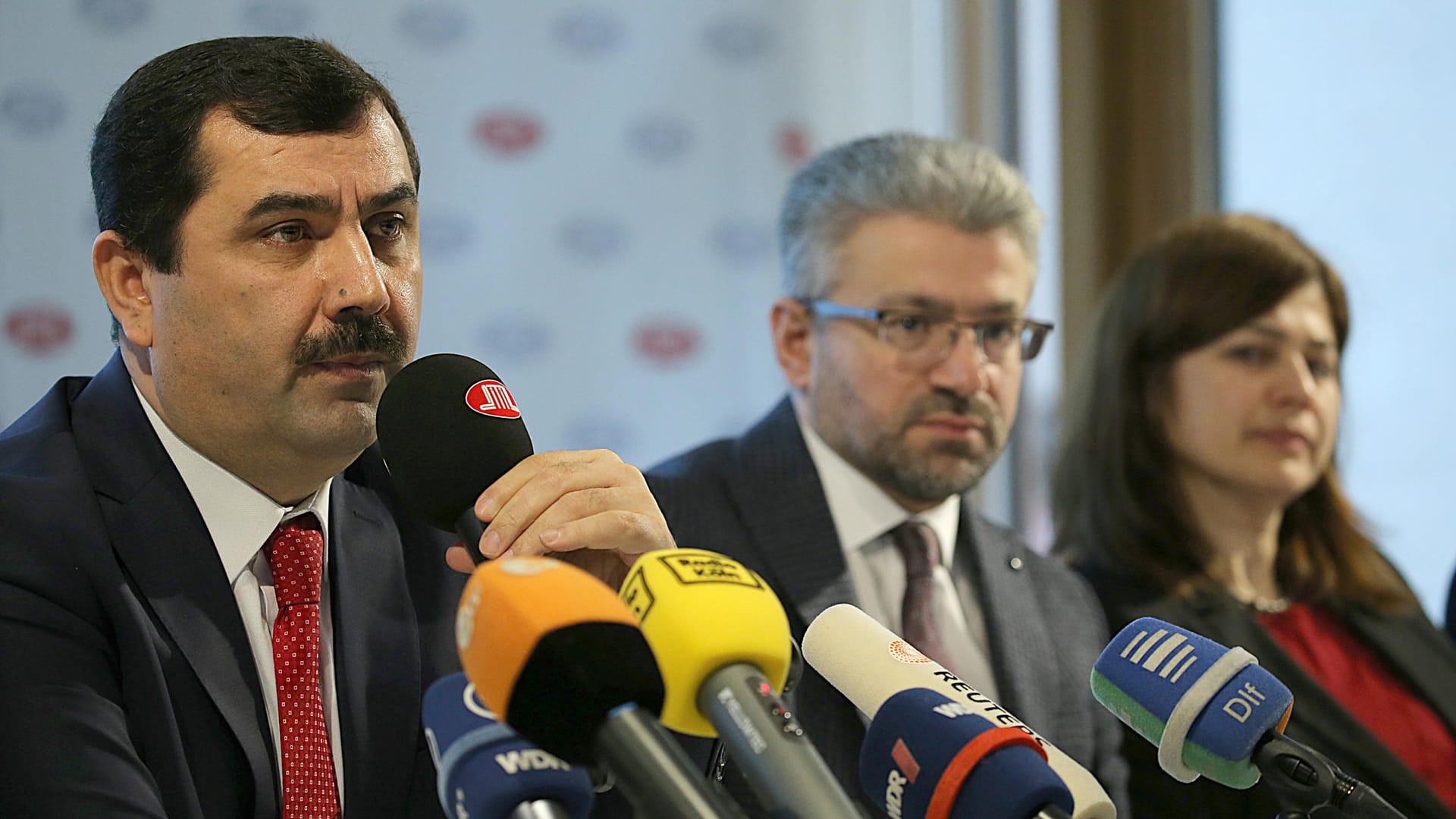 Kazim Türkmen (l), neu gewählter Vorstandsvorsitzender der Ditib, spricht auf einer Pressekonferenz neben seinen Stellvertretern, Ahmet Dilek (M) und Emine Secmez (r): Der Islamverband Ditib, Türkisch-Islamische Union der Anstalt für Religion, hat seinen neuen Vorstand vorgestellt.