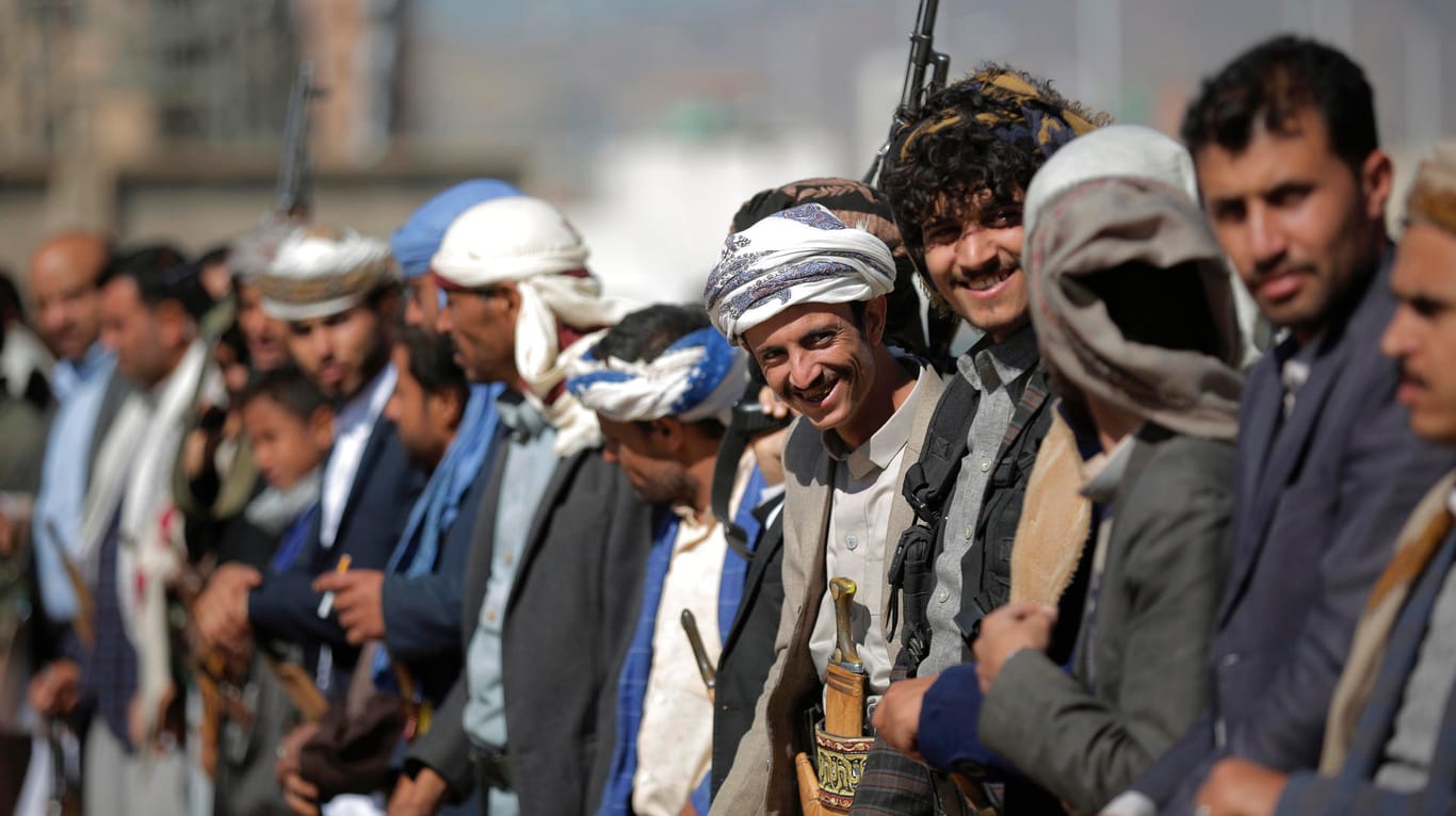 Huthi-Rebellen bei einer Versammlung: Die UN schicken Beobachter in die Hafenstadt Hudaida.