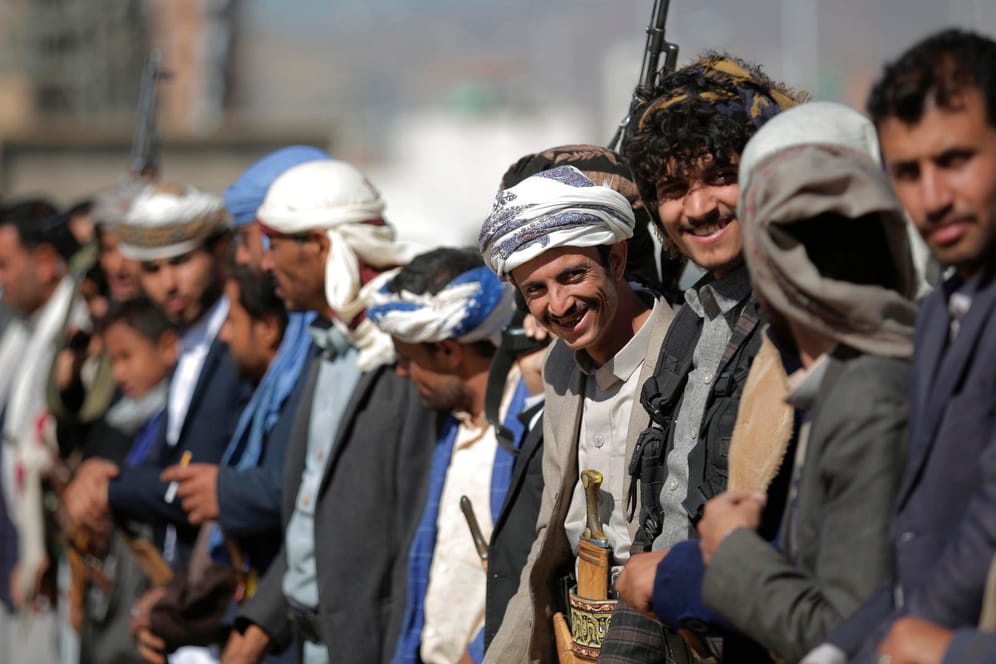 Huthi-Rebellen bei einer Versammlung: Die UN schicken Beobachter in die Hafenstadt Hudaida.