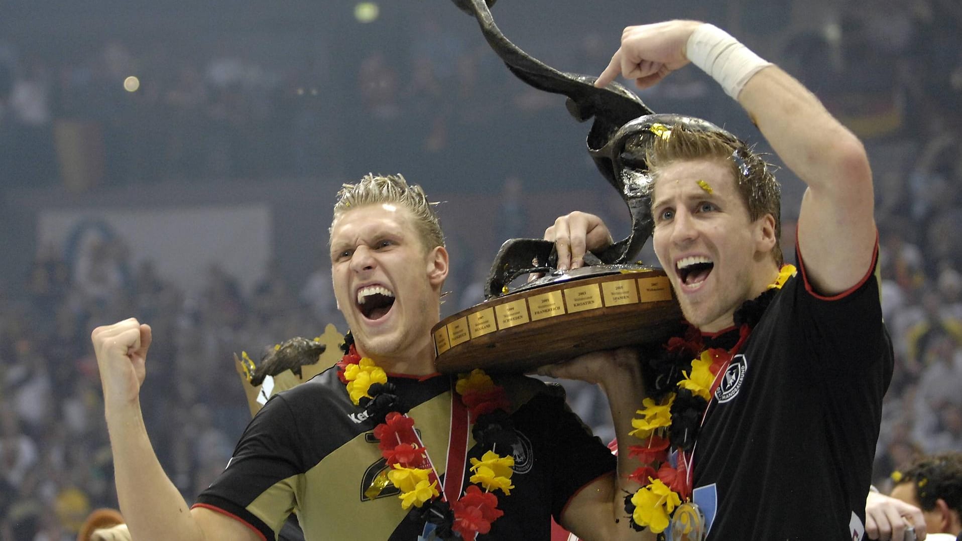 Oliver Roggisch (r.) mit Teamkollege Lars Kaufmann nach dem WM-Sieg 2007.