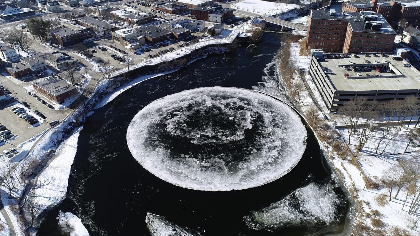 Eine riesige rotierende Eisscheibe auf einem Fluss: Die Scheibe, die Schätzungen zufolge einen Durchmesser von rund 90 Metern hat, sei vor einigen Tagen in dem Fluss im Städtchen Westbrook aufgetaucht, berichteten US-Medien.