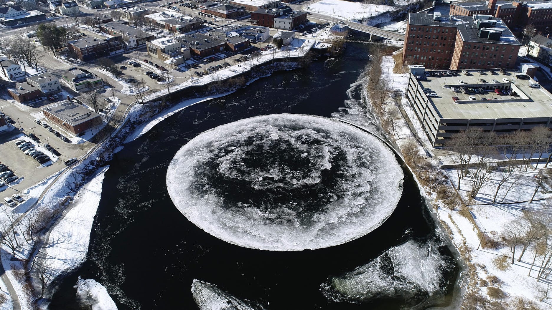 Eine riesige rotierende Eisscheibe auf einem Fluss: Die Scheibe, die Schätzungen zufolge einen Durchmesser von rund 90 Metern hat, sei vor einigen Tagen in dem Fluss im Städtchen Westbrook aufgetaucht, berichteten US-Medien. Eine riesige rotierende Eisscheibe auf einem Fluss: Die Scheibe, die Schätzungen zufolge einen Durchmesser von rund 90 Metern hat, sei vor einigen Tagen in dem Fluss im Städtchen Westbrook aufgetaucht, berichteten US-Medien.