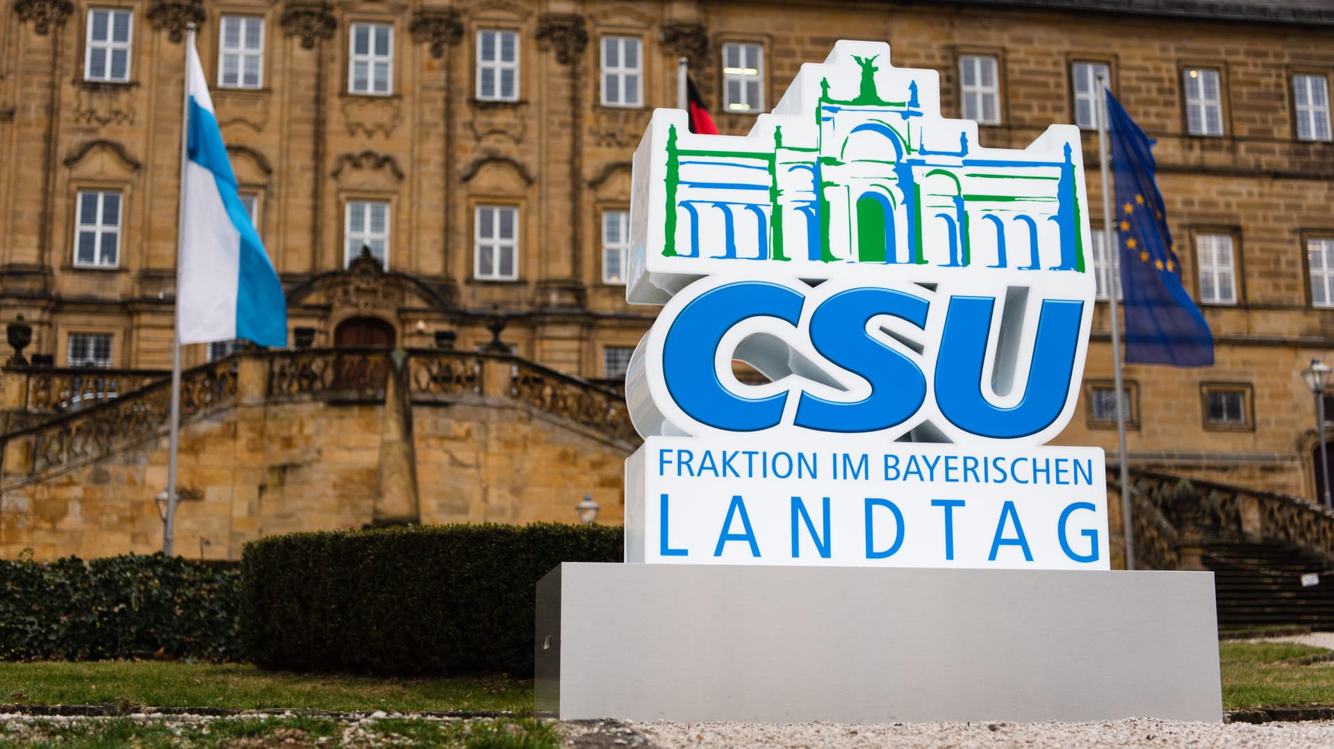 Aufsteller der Partei "Christlich Soziale Union" (CSU) steht vor dem Eingang zum Kloster Banz: Vom 14.01. bis zum 17.01.2019 findet auf Kloster Banz die Winterklausur der CSU-Landtagsfraktion statt. Aufsteller der Partei "Christlich Soziale Union" (CSU) steht vor dem Eingang zum Kloster Banz: Vom 14.01. bis zum 17.01.2019 findet auf Kloster Banz die Winterklausur der CSU-Landtagsfraktion statt.