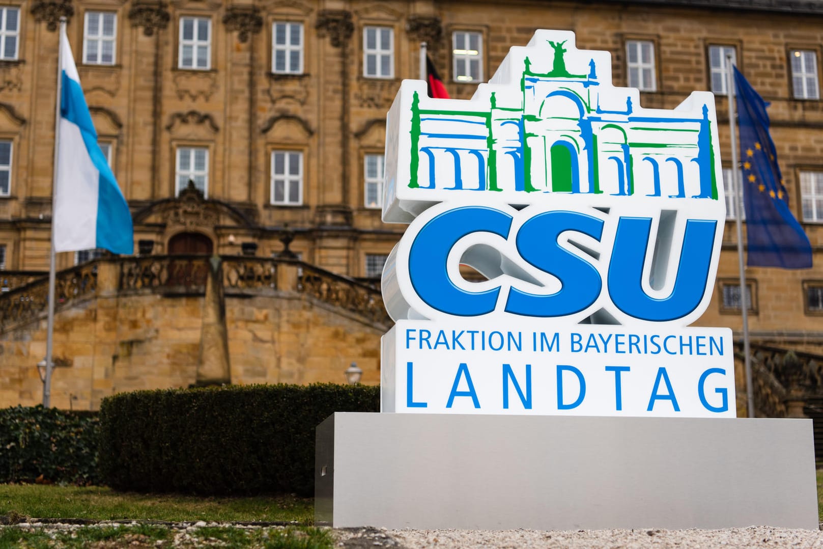 Aufsteller der Partei "Christlich Soziale Union" (CSU) steht vor dem Eingang zum Kloster Banz: Vom 14.01. bis zum 17.01.2019 findet auf Kloster Banz die Winterklausur der CSU-Landtagsfraktion statt.