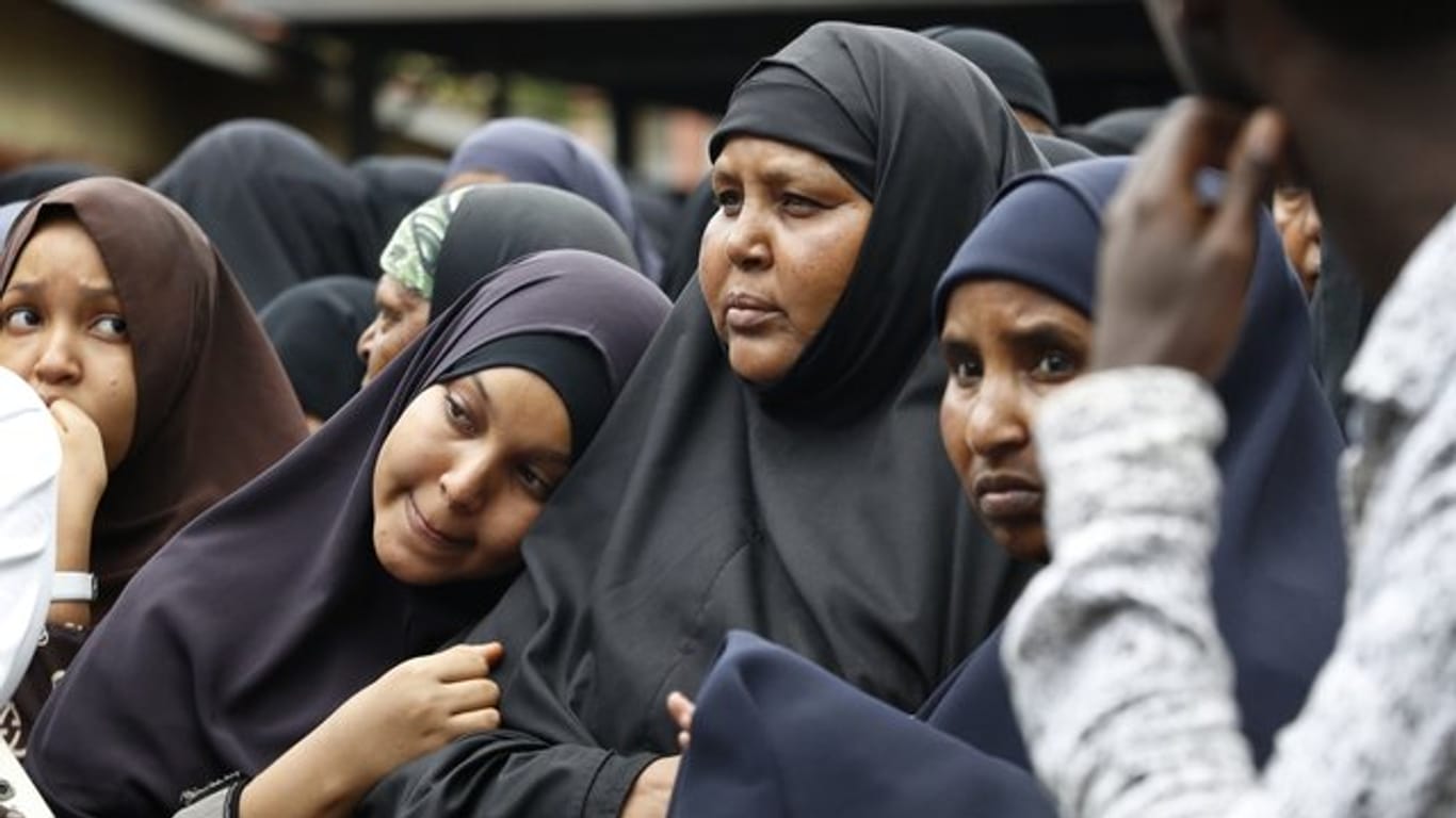 Angehörige nehmen in Nairobi an der Beerdigung zweier Opfer des von Islamistenm verübten Terroranschlages teil.