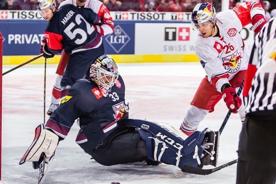 Salzburgs Peter Hochkofler (r) versucht München-Goalie Danny aus den Birken zu überwinden.