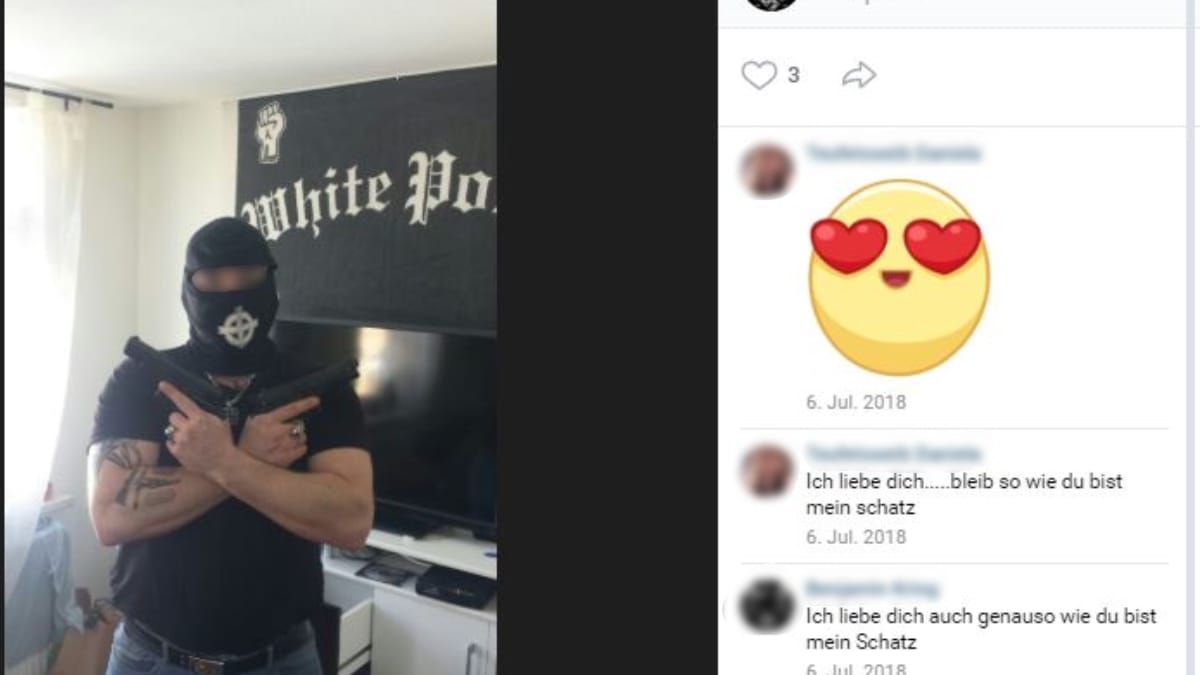 Martialisch: Der Thüringer, der sich Sicherheitschef nennt, posiert mit Pistolen in jeder Hand vor einer Fahne "White Power".