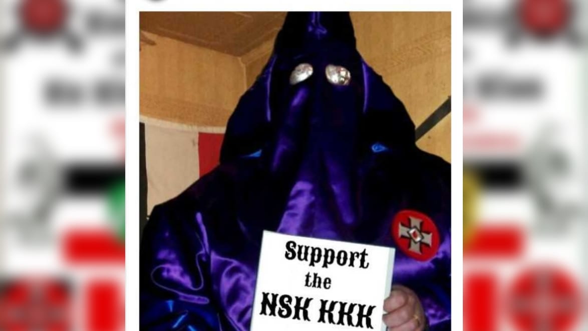 In Lila: Ein Mann in Robe und mit Kapuze hält im russischen Netzwerk vk.com ein Schild hoch, das für den KKK wirbt. Es ist eines der ersten Fotos dazu im Profil eines der mutmaßlichen deutschen Mitglieder.