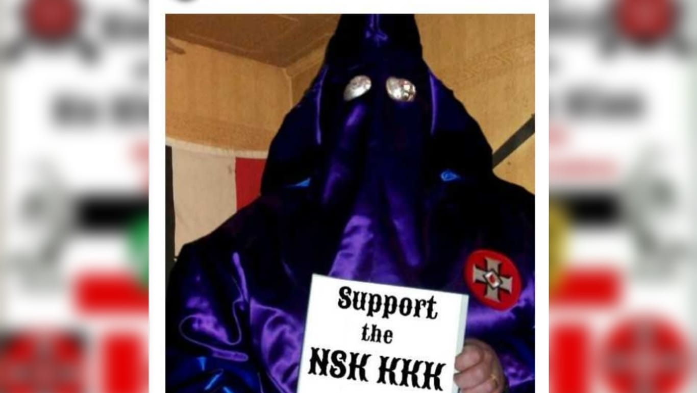In Lila: Ein Mann in Robe und mit Kapuze hält im russischen Netzwerk vk.com ein Schild hoch, das für den KKK wirbt. Es ist eines der ersten Fotos dazu im Profil eines der mutmaßlichen deutschen Mitglieder.
