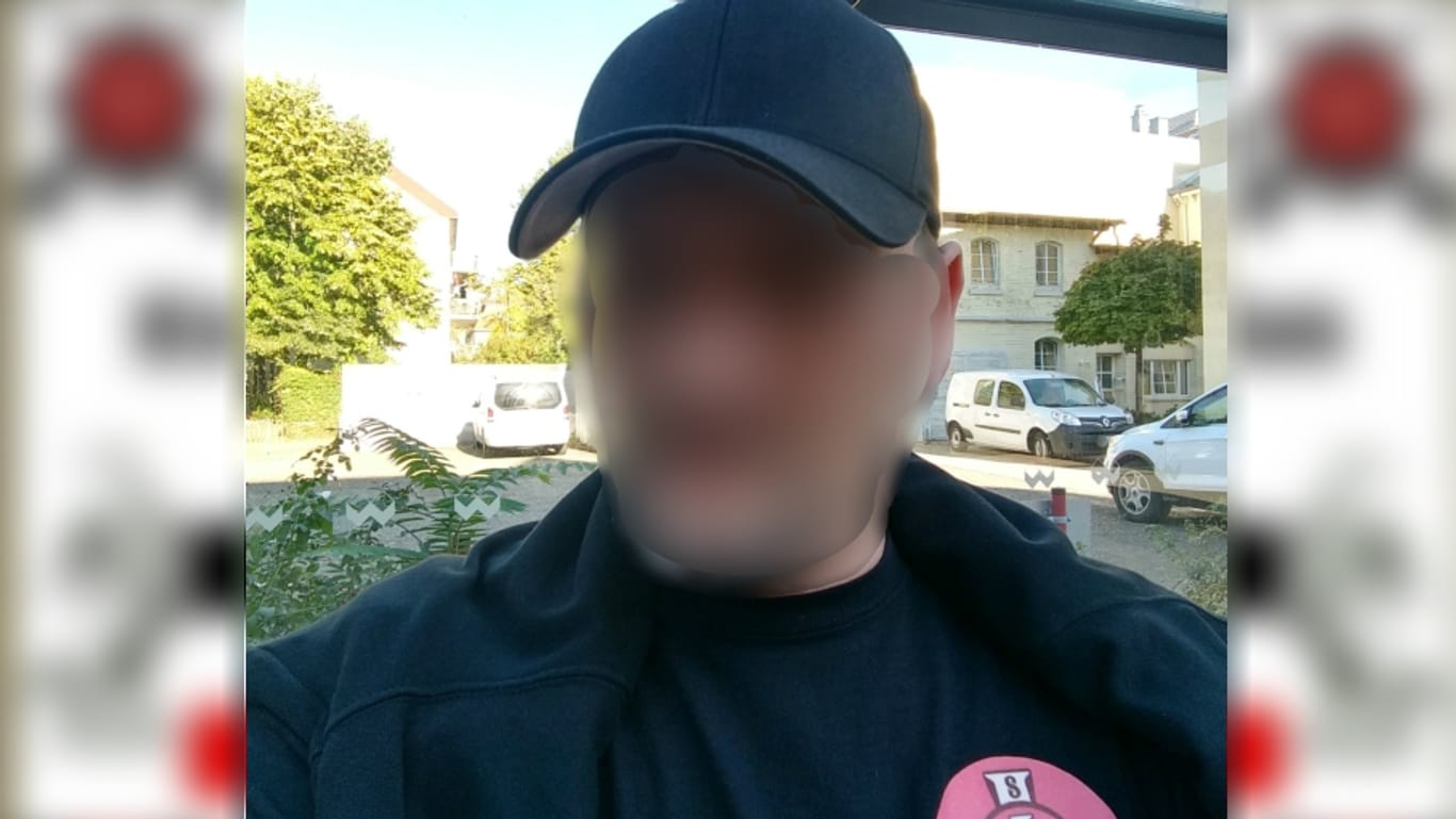 Öffentlich für jeden zu sehen: Ein Mann aus Baden-Württemberg postete ein Selfie mit einem Shirt, auf dem das Logo des Ku-Klux-Klans zu sehen ist.