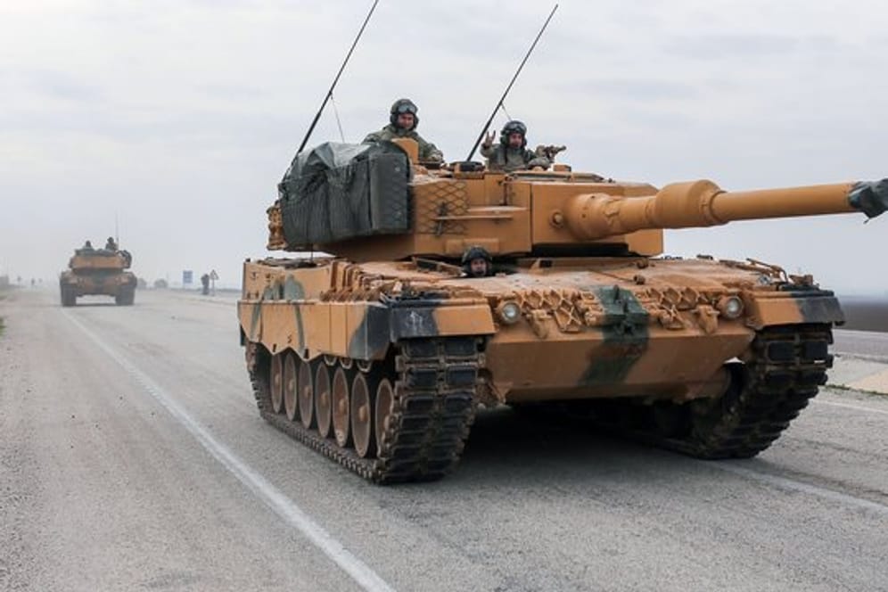 Ein türkischer Panzer vom Typ Leopard 2A4 fährt in der Nähe der syrischen Grenze auf einer Straße.
