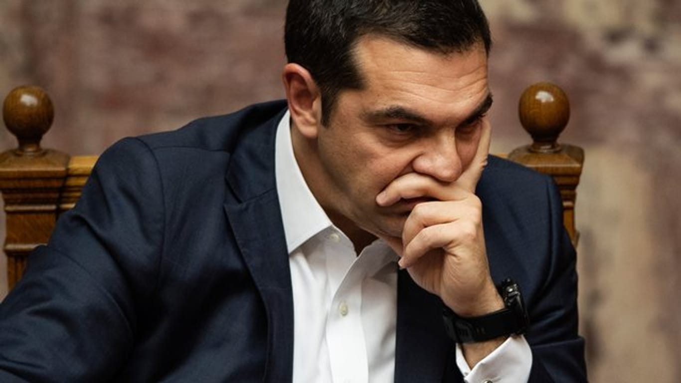 Der griechische Ministerpräsident Alexis Tsipras schaut während einer Parlamentssitzung nachdenklich in die Runde.