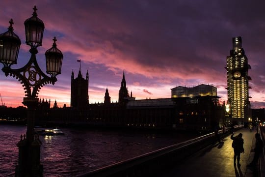 Das britische Parlament im Abendlicht.
