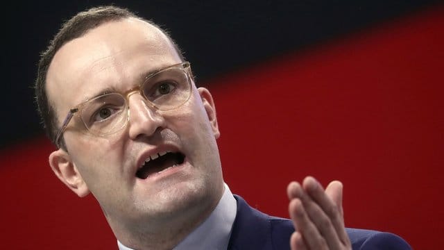 "Wir müssen noch mal ganz neu austarieren, was die Familien selbst leisten können und wo sie Unterstützung brauchen", sagt Spahn. "Wir müssen noch mal ganz neu austarieren, was die Familien selbst leisten können und wo sie Unterstützung brauchen", sagt Spahn.