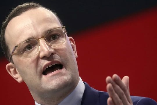 "Wir müssen noch mal ganz neu austarieren, was die Familien selbst leisten können und wo sie Unterstützung brauchen", sagt Spahn.