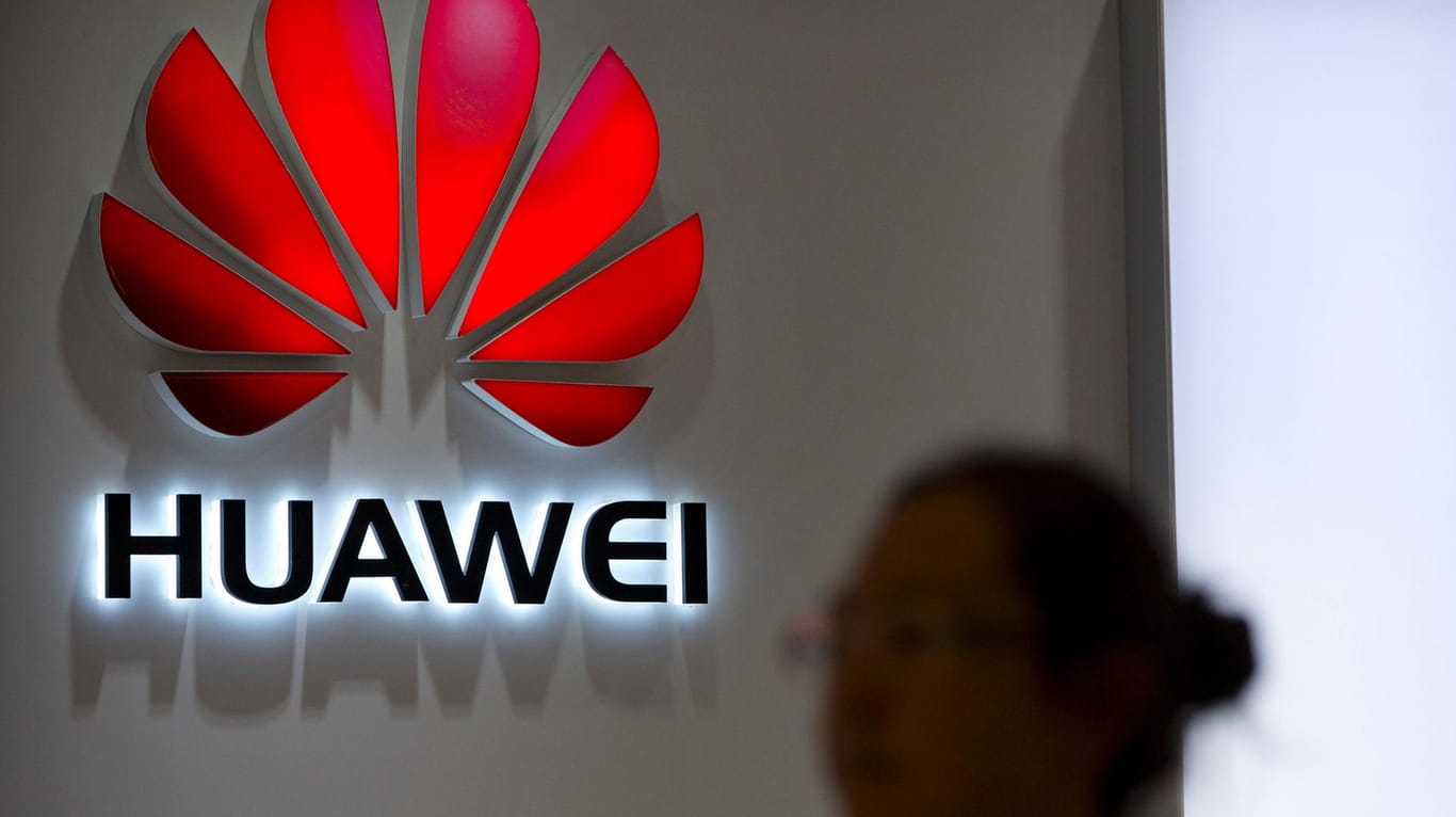 Eine Passantin blickt auf das Logo an einem Huawei Store in Peking: Die USA verschärfen ihr Vorgehen gegen Chinas Telekom-Riesen.