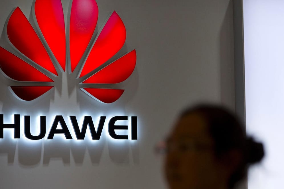 Eine Passantin blickt auf das Logo an einem Huawei Store in Peking: Die USA verschärfen ihr Vorgehen gegen Chinas Telekom-Riesen.