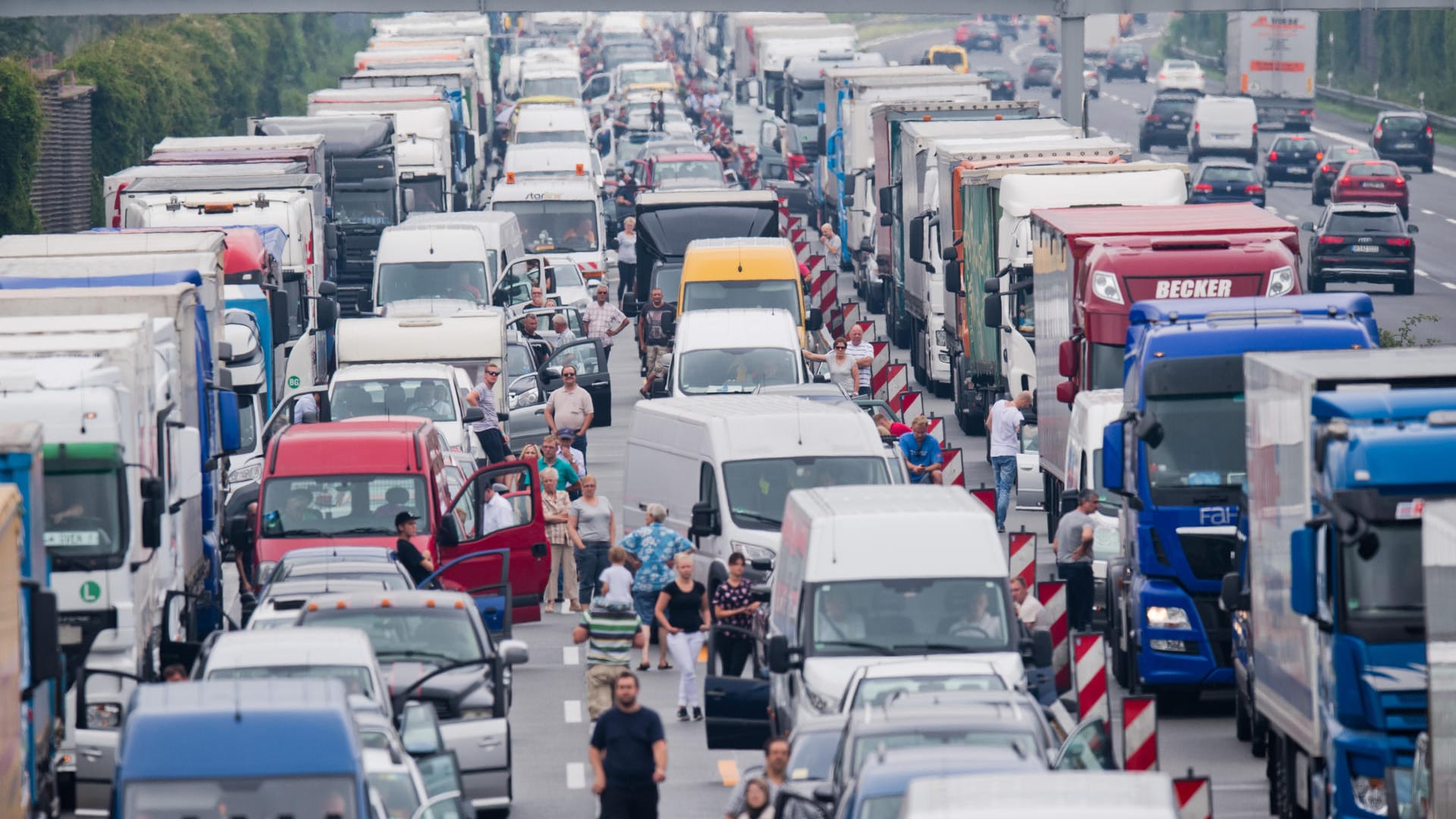 Stau auf der Autobahn A2: Niedersachsen ist nach Angaben des ADAC Spitzenreiter bei der Gesamtstaumenge auf den Autobahnen im Norden.