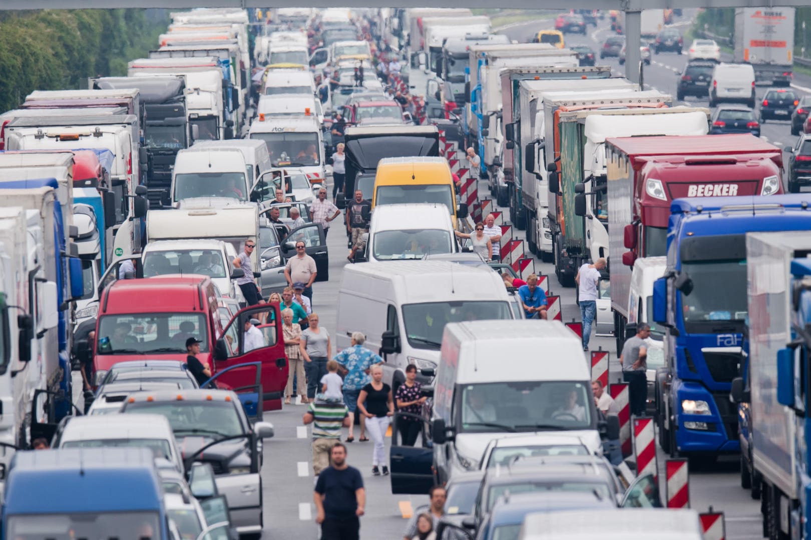 Stau auf der Autobahn A2: Niedersachsen ist nach Angaben des ADAC Spitzenreiter bei der Gesamtstaumenge auf den Autobahnen im Norden.