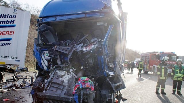 Einsatzkräfte der Rettungsdienste sichern die Unfallstelle auf der A8. Einsatzkräfte der Rettungsdienste sichern die Unfallstelle auf der A8.