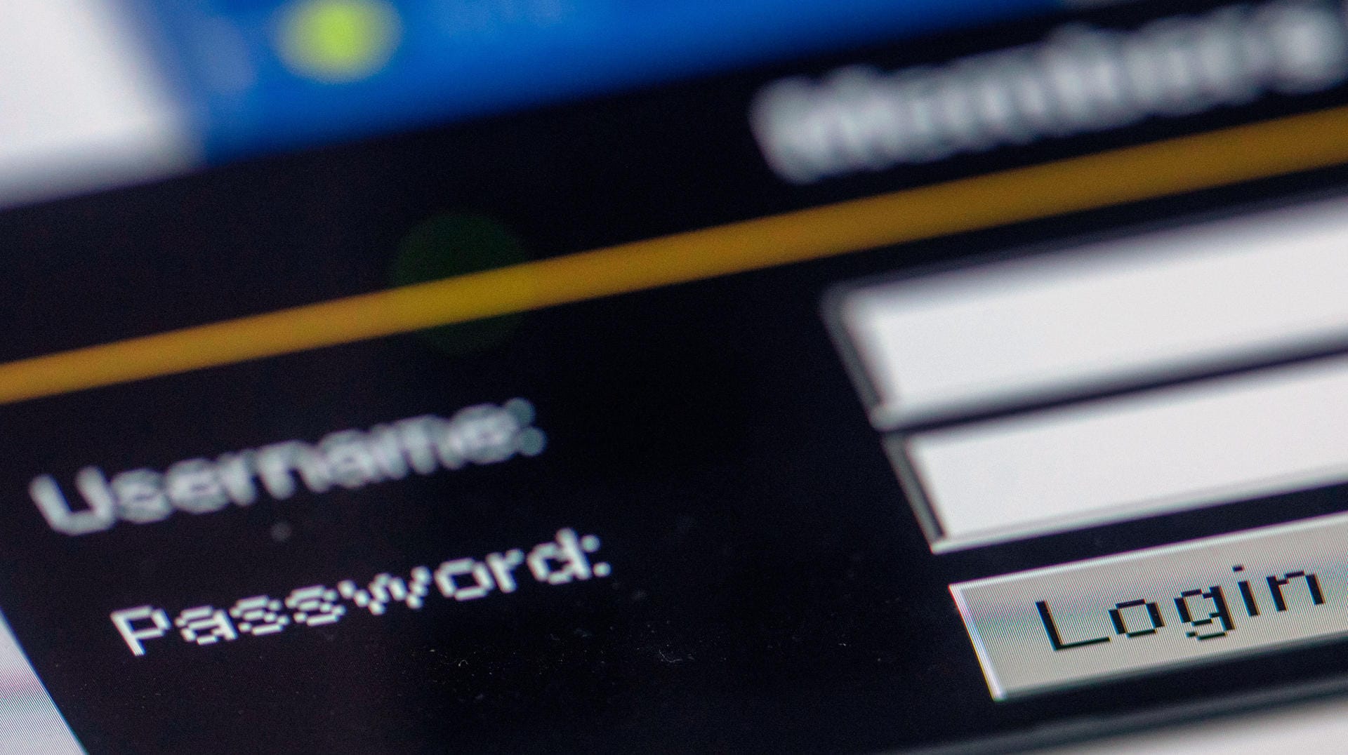 Das Abfragefenster für Username und "Password" auf einer Internetseite sind auf dem Monitor eines Laptops zu sehen (Symbolbild): Im Internet ist ein gewaltiger Datensatz mit gestohlenen Log-in-Informationen aufgetaucht.