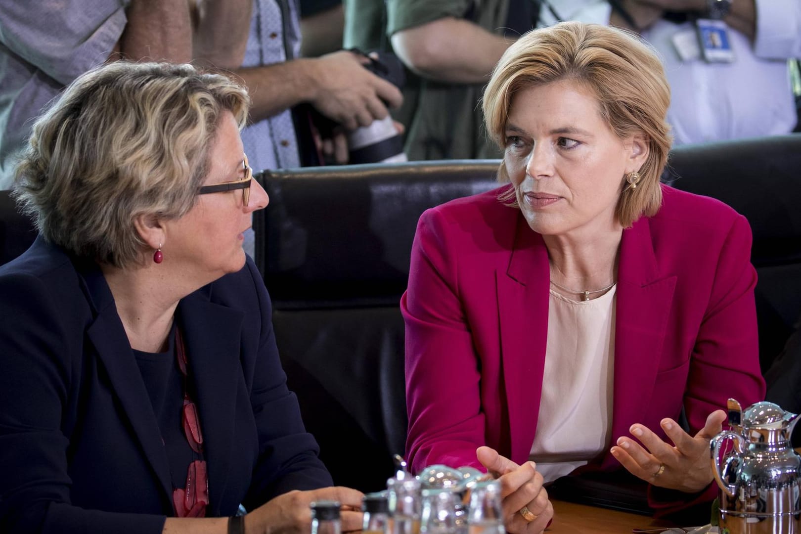 Im Streit über EU-Agrarwende: Bundeslandwirtschaftsministerin Julia Kloeckner von der CDU (rechts im BIld) und Bundesumweltministerin Svenja Schulze.