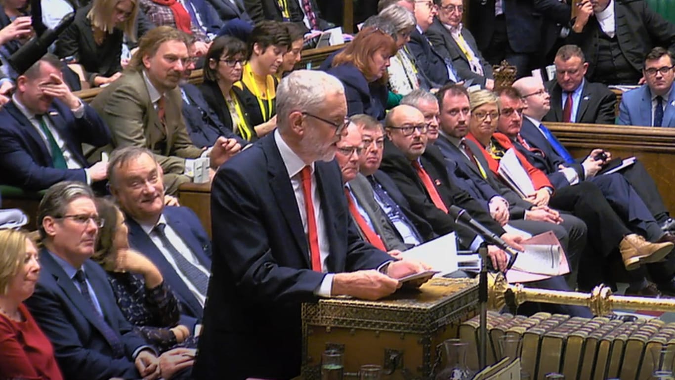 Labour-Chef Jeremy Corbyn spricht im britischen Parlament: Die Gegner von Premierministerin Theresa May geben sich kompromisslos.