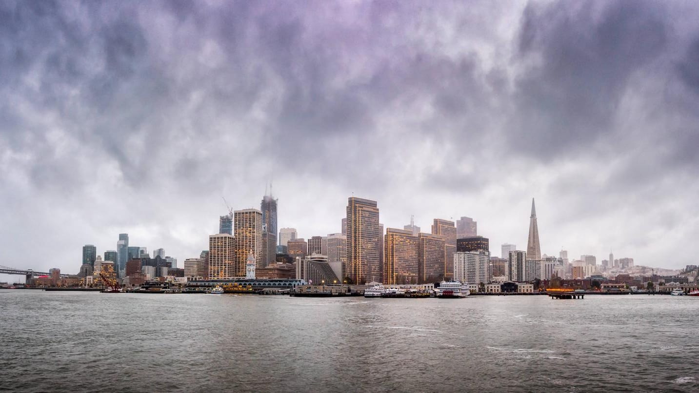 Wolken über San Francisco: Nach regnerischen Stürmen drohen Erdrutsche. Wolken über San Francisco: Nach regnerischen Stürmen drohen Erdrutsche.