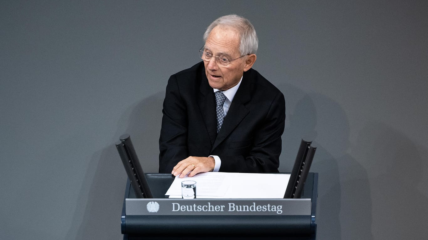 Bundestagspräsident Wolfgang Schäuble (CDU) spricht zu Beginn der Feierstunde des Deutschen Bundestages zum 100. Jahrestag der Einführung des Frauenwahlrechtes bei der Wahl zur Verfassunggebenden Deutschen Nationalversammlung am 19. Januar 1919.