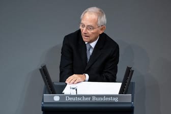 Bundestagspräsident Wolfgang Schäuble (CDU) spricht zu Beginn der Feierstunde des Deutschen Bundestages zum 100. Jahrestag der Einführung des Frauenwahlrechtes bei der Wahl zur Verfassunggebenden Deutschen Nationalversammlung am 19. Januar 1919.