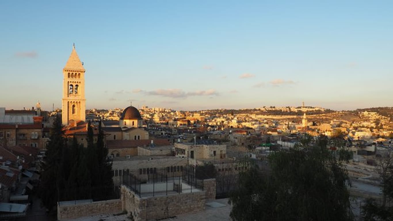 Blick über die Altstadt von Jerusalem, in der Mitte der Turm der evangelischen Erlöserkirche.