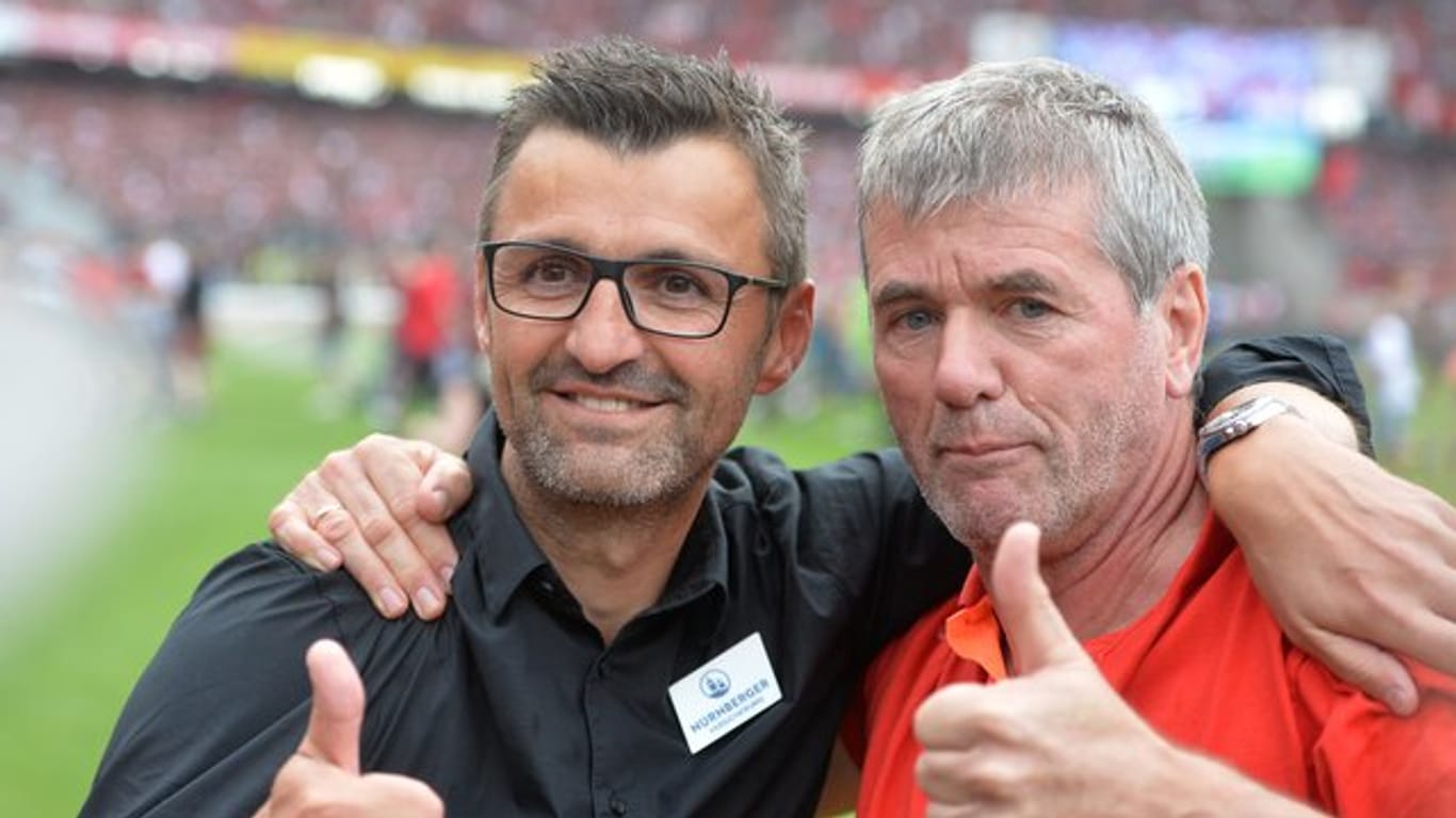 Verstehen sich: Fortuna-Coach Friedhelm Funkel (r) und FCN-TrainerMichael Köllner.