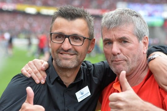 Verstehen sich: Fortuna-Coach Friedhelm Funkel (r) und FCN-TrainerMichael Köllner.
