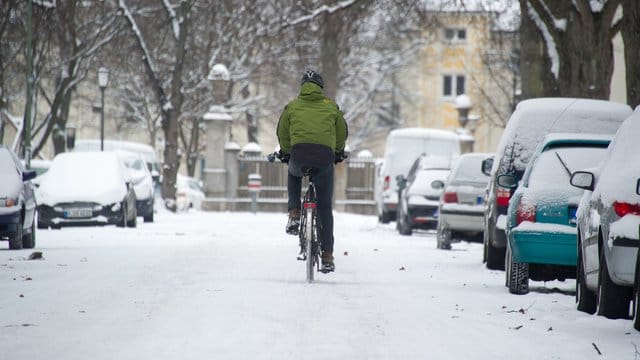 Sind die Straßen glatt oder verschneit, sollten Radfahrer besonders vorausschauend fahren und in Kurven weder bremsen noch beschleunigen. Sind die Straßen glatt oder verschneit, sollten Radfahrer besonders vorausschauend fahren und in Kurven weder bremsen noch beschleunigen.