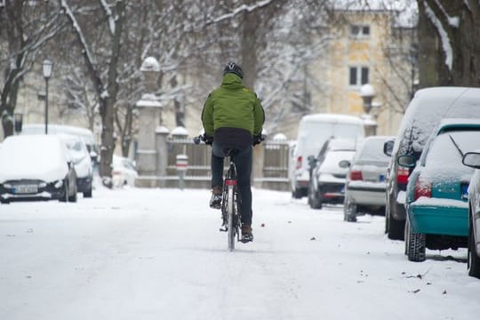 Sind die Straßen glatt oder verschneit, sollten Radfahrer besonders vorausschauend fahren und in Kurven weder bremsen noch beschleunigen.
