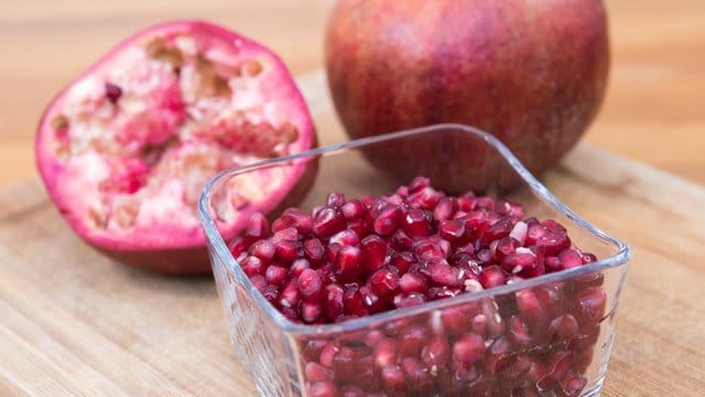 Lecker und gesund: Granatapfelkerne lassen sich auch einfrieren.