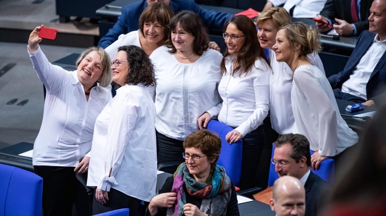 Die Frauen der SPD-Fraktion tragen zum 100. Jahrestag der Einführung des Frauenwahlrechtes, zusammen mit anderen Bundestagsabgeordneten, weiße Blusen gekleidet.