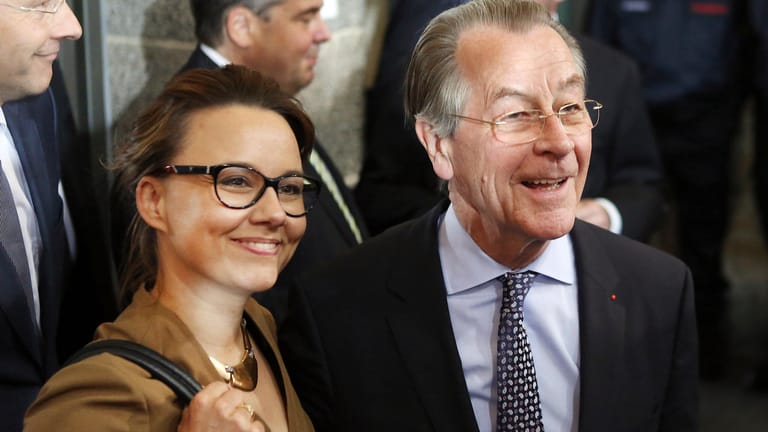 Der ehemalige SPD-Vorsitzende Franz Müntefering kommt mit seiner Frau Michelle zur Karlspreisverleihung.
