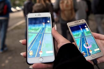 "Pokémon Go"-Spieler mit ihren Smartphones: Der Konzern hinter dem Game wird mit vier Milliarden Dollar bewerte.