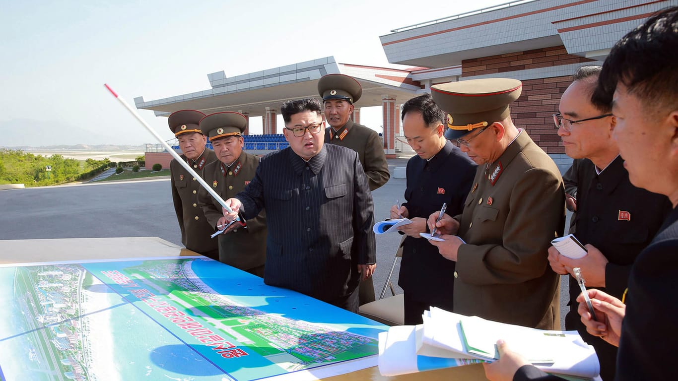 Kim Jong Un: Der nordkoreanische Machthaber inspiziert die Baustelle im Küstengebiet Wonsan-Kalma.