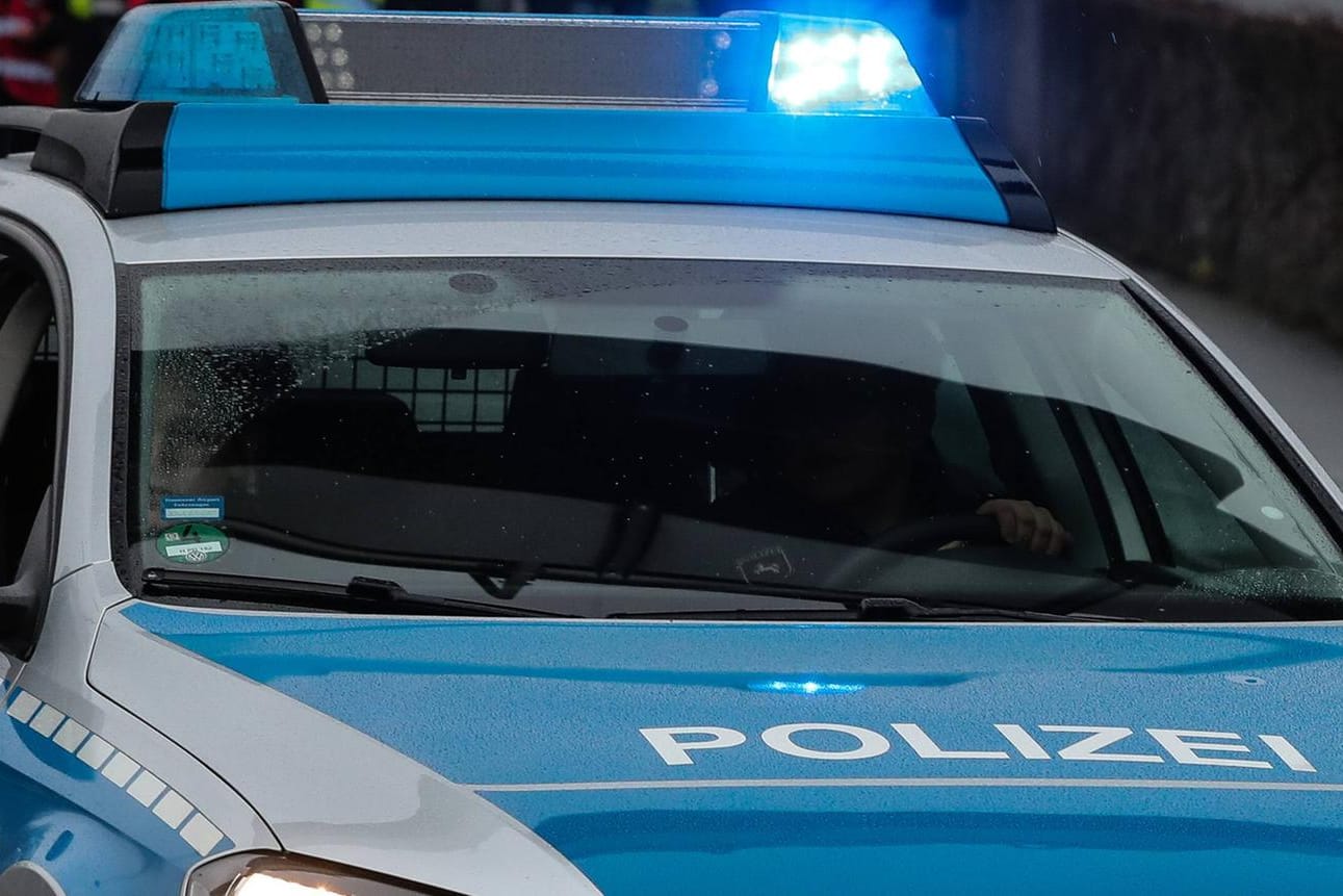 Ein Polizeiwagen im Einsatz (Symbolfoto): Bei der Razzia soll es sich um einem NRW-Ableger des "Clans Rinzivillo" handeln.